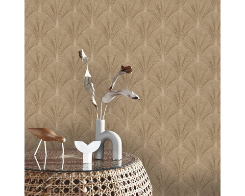 Interieurfoto van een kamer met een muur bedekt met behang met een waaiermotief, en een tafel met decoratieve objecten.