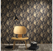 Kameroverzicht met patroonbehang, stoel en staande lamp