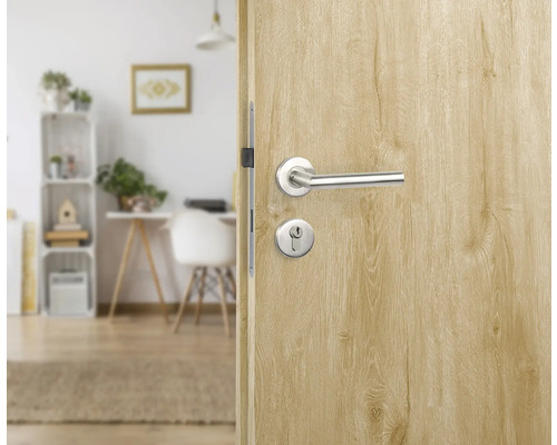 Houten deur met metalen handgreep in open positie