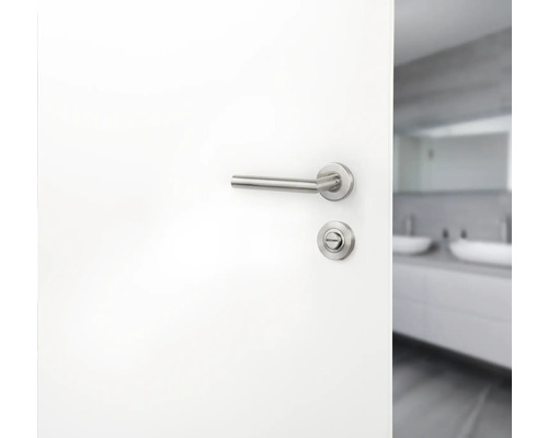 Witte deur met deurklink en slot voor een badkamer