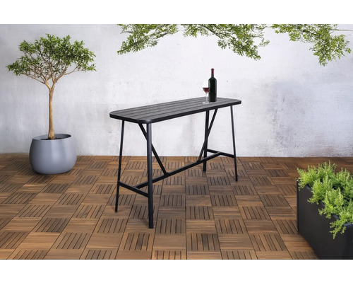 Tuinscene met statafel, drankje, plant en vloertegels