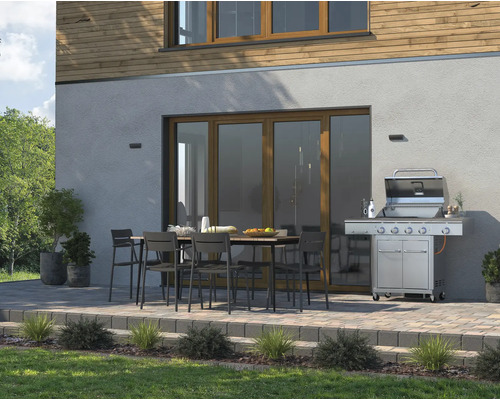 Buitenruimte met barbecue, tuintafel en stoelen voor het huis