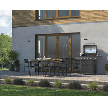 Terras met tuingrill, eettafel en stoelen voor een huis