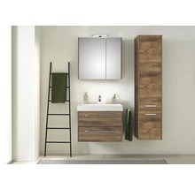 Badkamer met wastafelonderkast, spiegelkast, handdoekladder en hoge kast