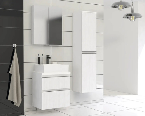 Badkamer met wastafelonderkast, spiegelkast en hoge kast