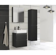 Badkamer met wastafel, spiegelkast en hoge kast