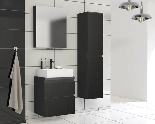 Badkamer met wastafel, spiegelkast en hoge kast
