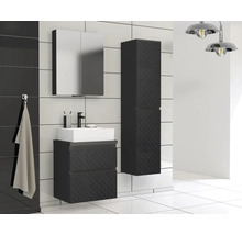 Moderne badkamer met wastafelonderkast, spiegelkast en hoge kast.