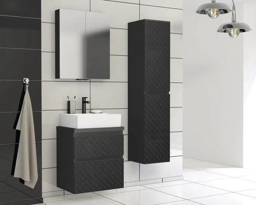 Moderne badkamer met wastafelonderkast, spiegelkast en hoge kast.