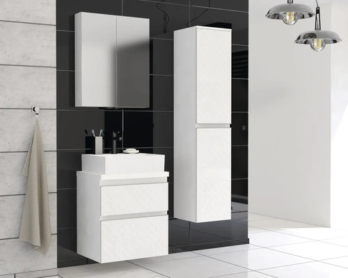 Badkamer met wastafelonderkast, spiegelkast en hoge kast