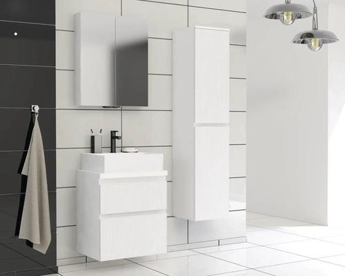 Badkamer met wastafelonderkast, spiegelkast en hoge kast