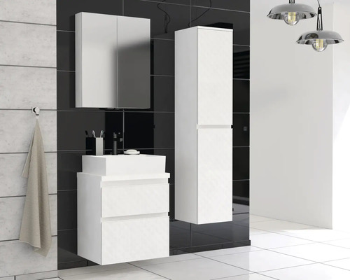 Badkamer met wastafelonderkast, spiegelkast en hoge kast in een modern design