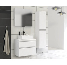 Moderne badkamer met wastafel, spiegelkast en kolomkast