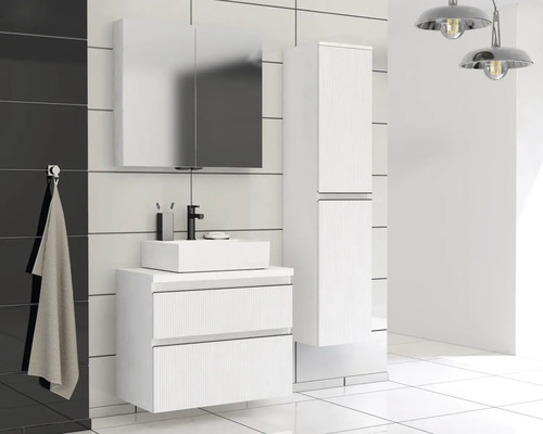 Moderne badkamer met wastafel, spiegelkast en kolomkast