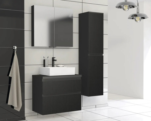 Moderne badkamerset met wastafelonderkast, opzetwastafel, spiegelkast en hoge kast.