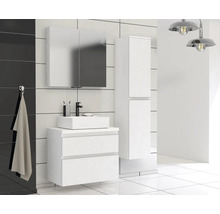 Moderne badkamer met wastafel, spiegelkast en hoge kast