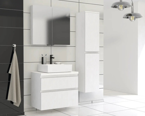 Moderne badkamer met wastafel, spiegelkast en hoge kast