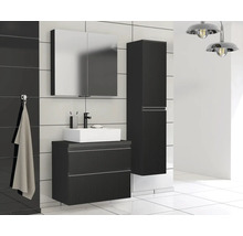 Badkamer met wastafelonderkast, spiegelkast en hoge kast in donkerhouten decor