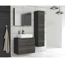 Badkamer met wastafel, spiegelkast en hoge kast voor badkamerbenodigdheden