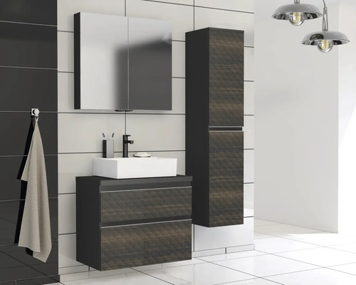 Badkamer met wastafel, spiegelkast en hoge kast voor badkamerbenodigdheden