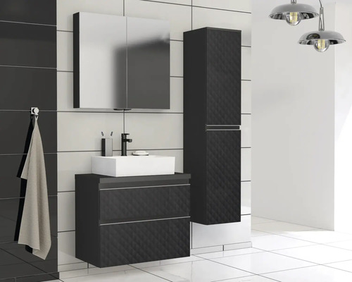 Badkamer met wastafel, spiegelkast en hoge kast in zwarte ruitvormige look