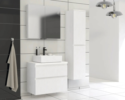 Badkamer met wastafel, onderkast, spiegelkast en hoge kast