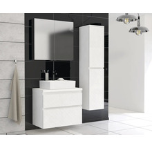 Moderne badkamer met wastafelmeubel, spiegelkast en hoge kast