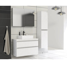 Moderne badkamer met wastafelmeubel, spiegelkast en hoge kast