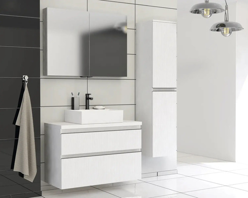 Moderne badkamer met wastafelmeubel, spiegelkast en hoge kast