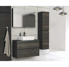 Moderne badkamer met wastafel, spiegelkast en hoge kast voor een stijlvolle ambiance