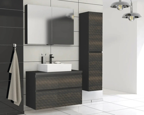 Moderne badkamer met wastafel, spiegelkast en hoge kast voor een stijlvolle ambiance
