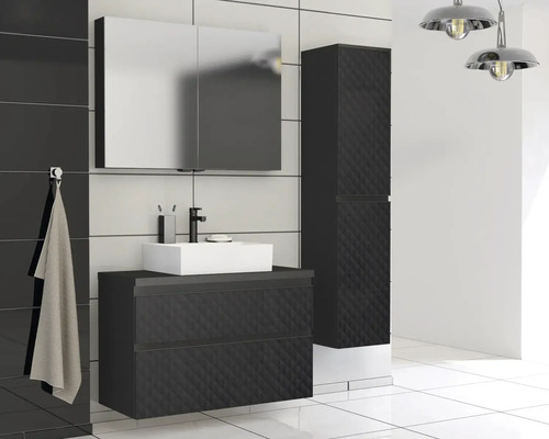 Moderne badkamer met wastafelonderkast, spiegelkast en hoge kast.