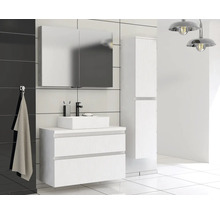 Badkamer met wastafelonderkast, spiegelkast en hoge kast