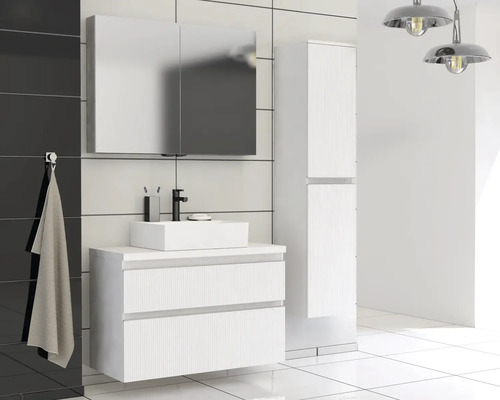 Badkamer met wastafelonderkast, spiegelkast en hoge kast