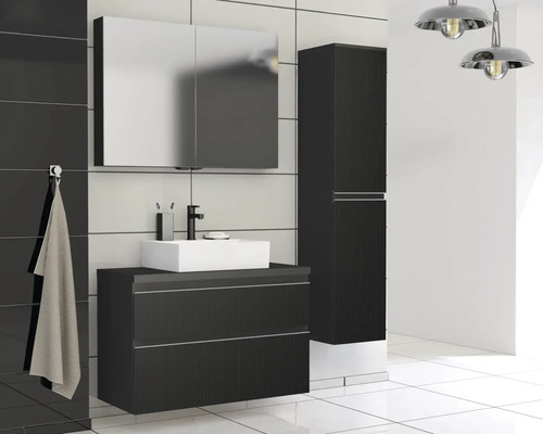 Moderne badkamer met wastafelonderkast, spiegelkast en hoge kast