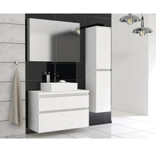 Moderne badkamer met wastafelonderkast, spiegelkast en hoge kast in wit