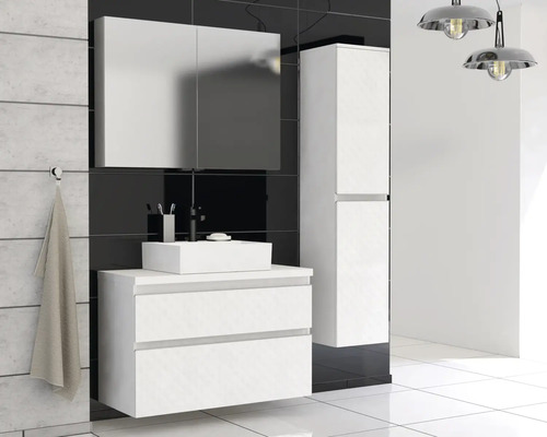 Moderne badkamer met wastafelonderkast, spiegelkast en hoge kast in wit