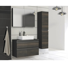 Badkamer met wastafel, spiegelkast en hoge kast in modern design