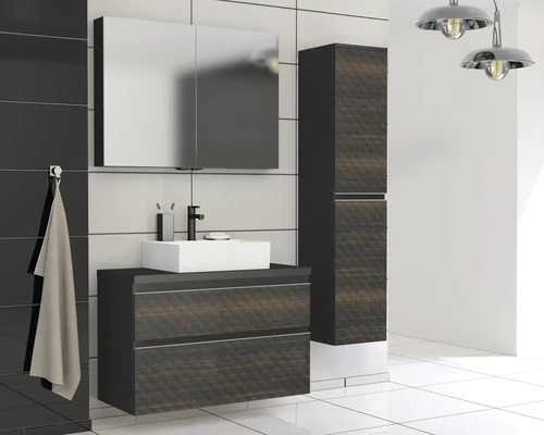 Badkamer met wastafel, spiegelkast en hoge kast in modern design