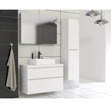 Badkamer met wastafelonderkast, spiegelkast en hoge kast