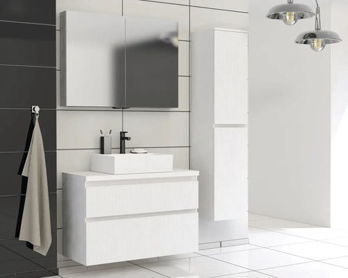 Badkamer met wastafelonderkast, spiegelkast en hoge kast