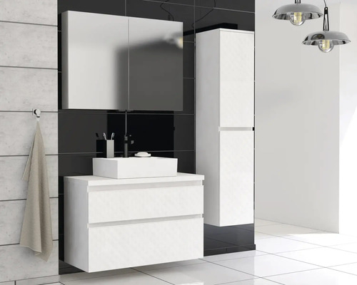 Badkamer met wastafelonderkast, spiegelkast en hoge kast