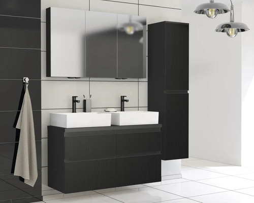 Badkamer met dubbele wastafel, spiegelkast en hoge kast in donkere houtlook