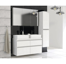 Moderne badkamer met wastafel, spiegelkast en hoge kast in wit