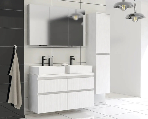 Moderne badkamer met dubbele wastafel, spiegelkast en hoge kast in een helder design.