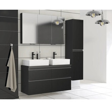 Badkamer met dubbele wastafel, spiegelkast en hoge kast in donker design