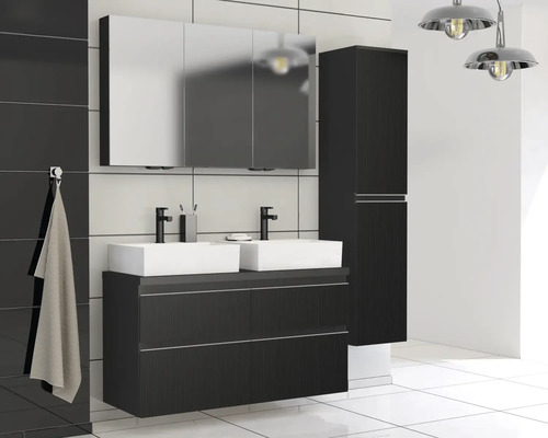 Badkamer met dubbele wastafel, spiegelkast en hoge kast in donker design