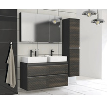 Badkamer met wastafelmeubel, spiegelkast en hoge kast in donker houten decor