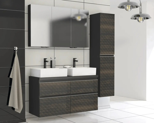 Badkamer met wastafelmeubel, spiegelkast en hoge kast in donker houten decor