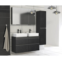 Moderne badkamer met wastafel, spiegelkast en hoge kast